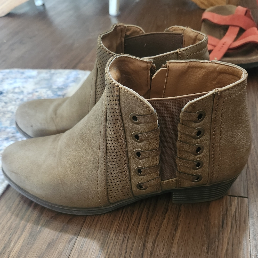 Mustard yellow boots US W7